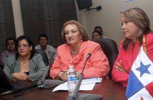 Etelvina de Bonagas, rectora de la Unachi, sustentando su vista presupuestaria en la Asamblea Nacional. Foto: Asamblea