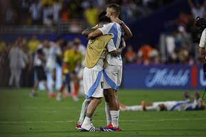 Messi, Di María y Otamendi recogen el trofeo de la Copa América