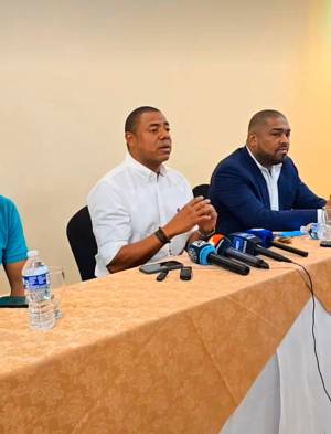 Diógenes Galván en conferencia de prensa.