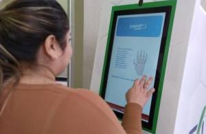 Una visitante haciendo uso el programa para imprimir un documento.