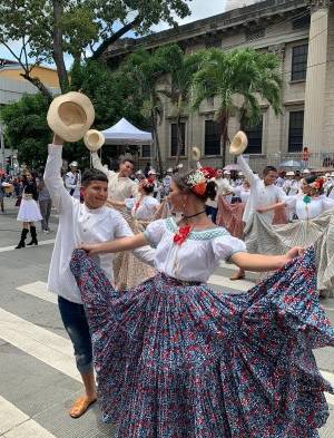 Bandas musicales rinden honor a la patria 