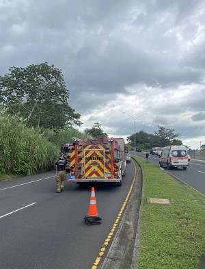 El Benemérito Cuerpos de Bomberos se mantienen en el lugar.