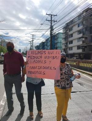 ¡No aguantan más! docentes denuncian desborde de aguas negras