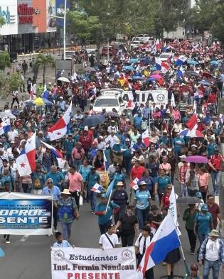 Los docentes protestaron en la vía España y Calle 50.