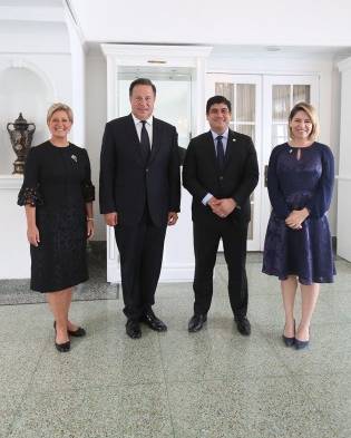 El presidente Juan Carlos Varela con  su homólogo costarricense Carlos Alvarado Quesada.