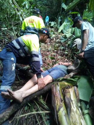 ¡Se salva de morir! Conductor se sale de la vía y cae al precipicio