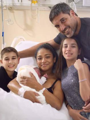 Kate Rodríguez junto a su hija Emilia y su familia.