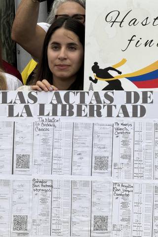 Imagen de archivo de una ciudadana venezolana que sostiene copias de las actas de votación, durante una concentración de venezolanos simpatizantes con la oposición al Gobierno de Nicolás Maduro. EFE/Alicia Civita