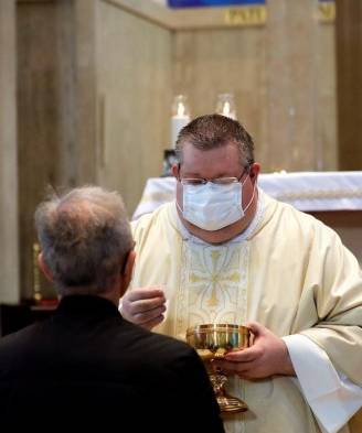 Misas con desinfectante y sin agua bendita en Croacia tras un mes de encierro
