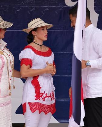 Nataly Delgado con orgullo desfiló ante su gente.