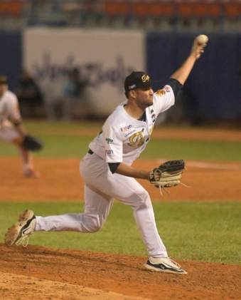 Kenny Hernández durante su labor de relevo.