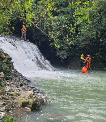 Autoridades y voluntarios realizaron intensas labores de búsqueda en el chorro La Tortuga, donde finalmente fue hallado el cuerpo del joven desaparecido.