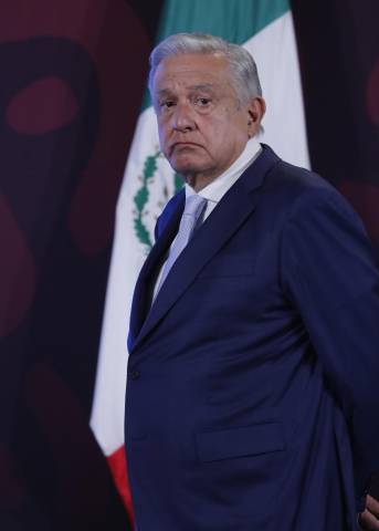 El presidente de México, Andrés Manuel López Obrador, habla durante una rueda de prensa este martes, en el Palacio Nacional en la Ciudad de México (México).