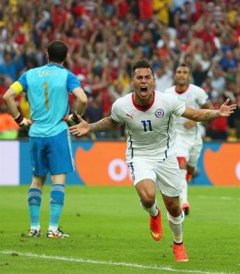 Chile celebra el gol que los tiene por delante ante España.