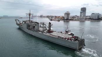 Fotografía cedida hoy, por la Secretaría de Relaciones Exteriores donde se observa un buque con ayuda humanitaria a Cuba que parte este martes, desde el Puerto de Veracruz. (México). EFE