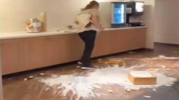 La mujer decidió abandonar su puesto de una manera poco convencional.