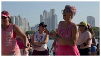 Las participantes disfrutaron de una sesión de zumba frente al mar.