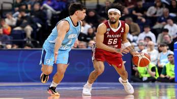 El escolta Jhivvan Jackson (d) se lesionó durante el entrenamiento del miércoles con la selección panameña.