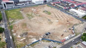 El estadio fue derrumbado en el 2017 y aún se mantiene en suelo.