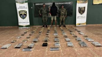 La embarcación fue interceptada y trasladada a la base del SENAFRONT en La Palma para su verificación.