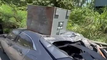 En medio del impacto, una caja fuerte salió disparada .