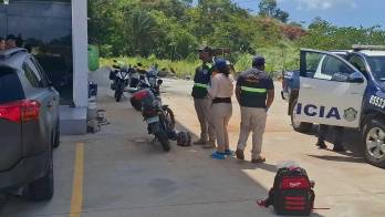 Personal del SUME 911 acudió a la estación de servicio tras el desplome del motociclista.