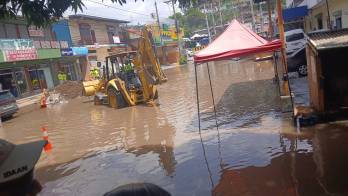 La calle Las Peras en Santa Librada permanece inundada tras la ruptura de una tubería durante trabajos del MOP.