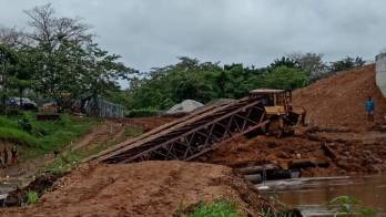 Reportan la caída de un puente que servía como vía de paso.