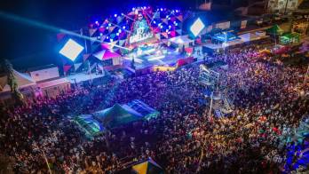 ¡Cinta Costera hasta la zapatilla! Miles gozan el Festival Carnavalístico