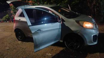 El vehículo gris recuperado por la Policía habría sido utilizado para trasladar a los presuntos asaltantes hasta la escena del intento de robo.