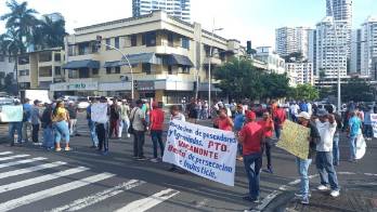 Protestaron en la avenida Justo Arosemena, frente a la sede de la Arap.