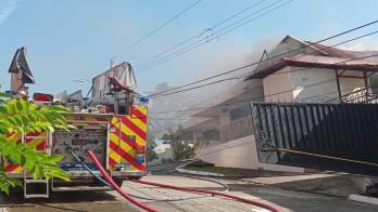 Uno de los incendios de este martes se produjo en una residencia de la urbanización Dos Mares.