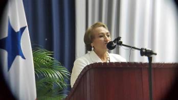Etelvina de Bonagas, rectora de la Unachi, sustentando su vista presupuestaria en la Asamblea Nacional. Foto: Asamblea