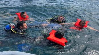 Según datos preliminares de las autoridades locales, la lancha volcó debido a fuertes ráfagas de viento.