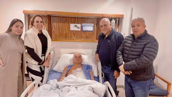 Los abogados y amigo del expresidente lo están acompañando.