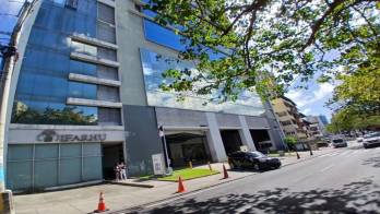La entrega está dirigida a los acudientes de estudiantes de los centros educativos previamente establecidos.