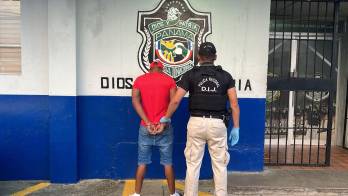 Unidades policiales realizaron allanamientos en Barrio Sur, Colón, donde fue capturado el sospechoso requerido por tentativa de homicidio.