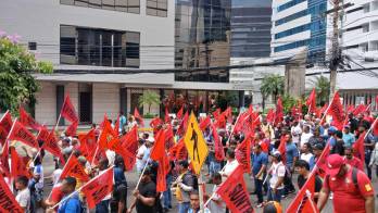 Dirigentes del Suntracs denuncian allanamientos y detenciones de miembros y familiares del sindicato, mientras exigen información oficial sobre los operativos judiciales.