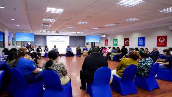 La actividad es facilitada por el padre Carlos Francisco Olivero.