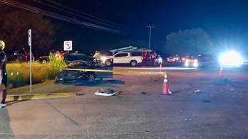 El impacto fue entre un sedán y un pick up. Autoridades investigan las causas del accidente.