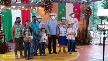 Hay que perpetuar el sombrero pintado.