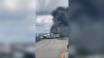 Captura de video tomada de rastreo de redes del accidente de un avión de carga con el logotipo de Amazon que se estrelló al salirse de la pista después de aterrizar este domingo, en el Aeropuerto Internacional de Miami (EE.UU.). EFE/ Rastreo de Redes