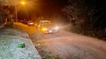 La diligencia de levantamiento del cadáver, coordinada con la Fiscalía de Homicidios, inició a las 7:40 de la noche y concluyó a las 9:42 p. m.