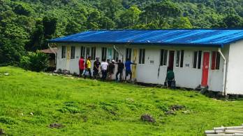 Docentes del Centro Educativo Coronte están desesperados y piden ayuda; temen por la vida de su compañero.
