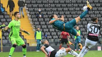 Ibrahimovic, de chilena, refuerza el liderato del Milan