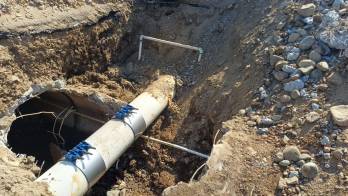 La tubería había sido perforada para realizar una conexión clandestina.