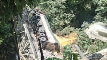 Articulado cargado de maíz hizo colapsar el vetusto puente de arco y metal.