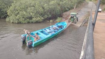 Tras la interceptación de la embarcación artesanal, la fuerza pública logró recuperar del agua los sacos que contenían la mercancía ilícita.