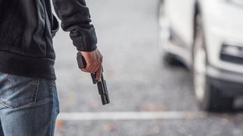 El hombre fue capturado por la policía.