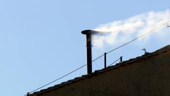 En el segundo día del Cónclave 2025, este jueves 8 de mayo de 2025 a las 18:07, la fumata blanca desde la chimenea de la Capilla Sixtina anuncia al mundo que ha sido elegido al 267º Sucesor de Pedro.